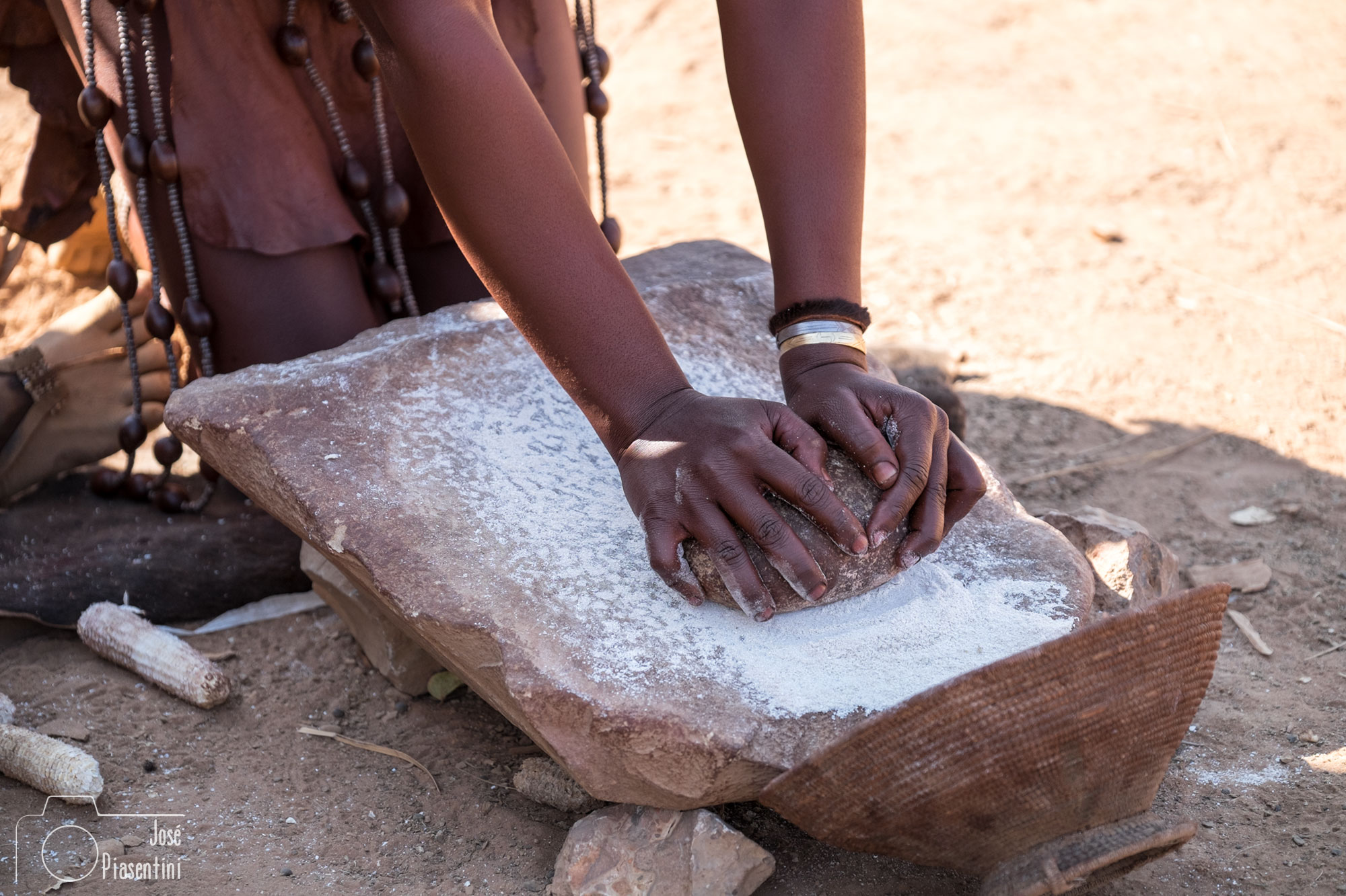 Himba moliendo trigo