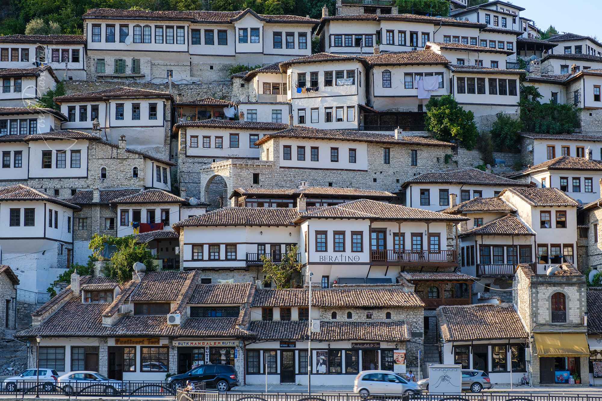 Berat-Albania-la-ciudad-de-las-mil-ventanas